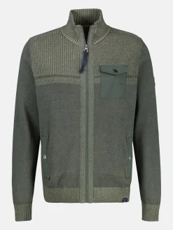 Vest met verschillende breistructuren